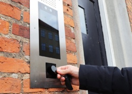 SAGA dørtelefon med indbygget læser