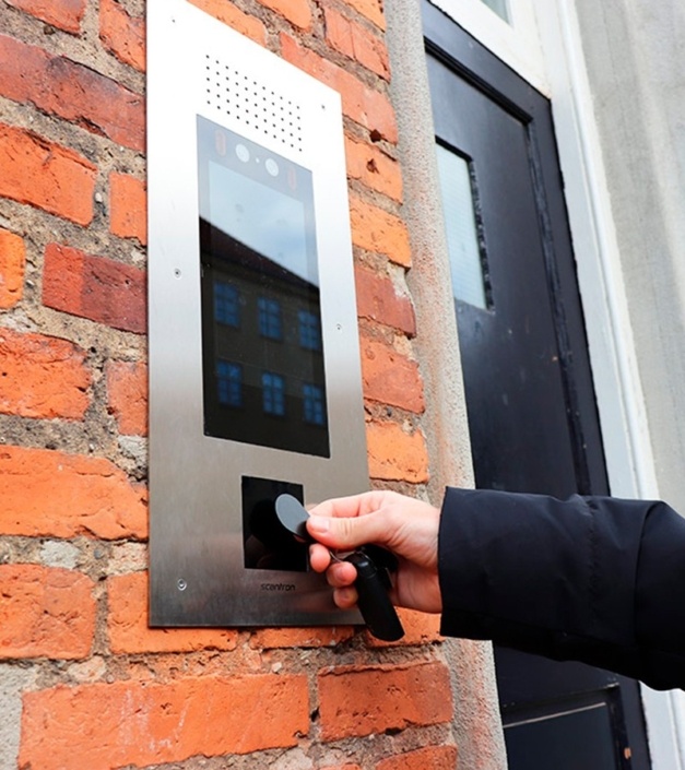 SAGA dørtelefon med indbygget læser