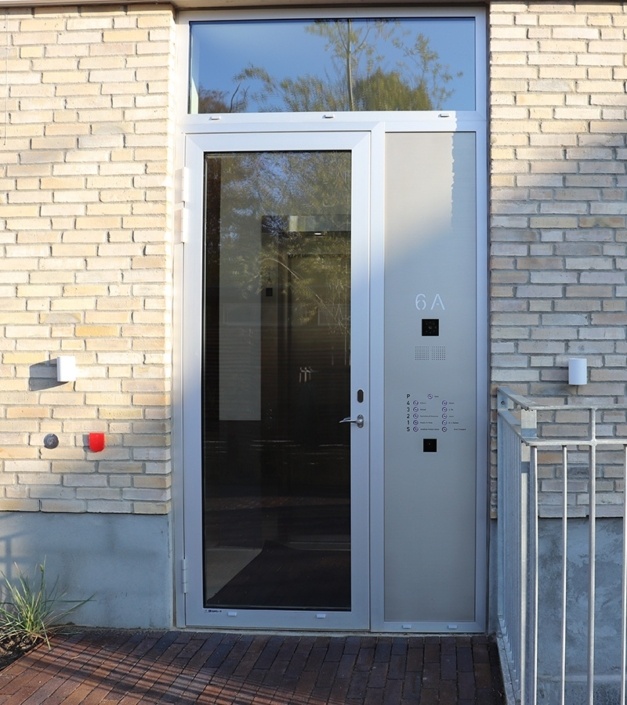 Skræddersyet indgangsparti med dørstation i vinduesudfyldning