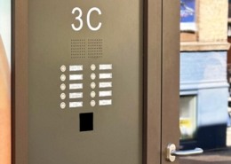 Dørstation i vinduesfyldning