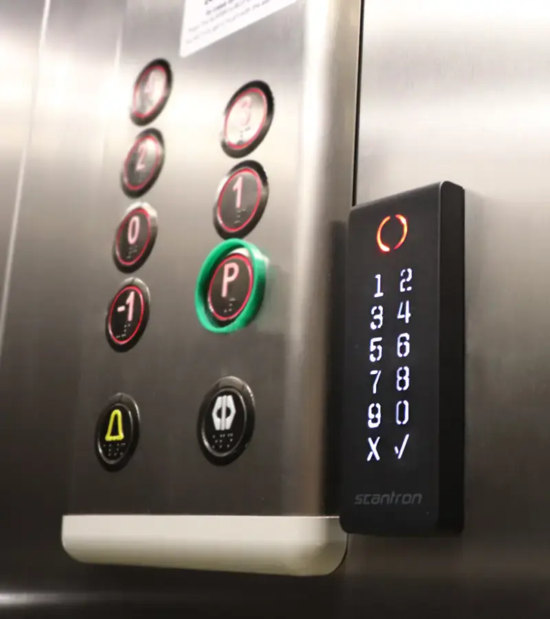 Elevatorstyring med adgangskontrolsystem til erhverv