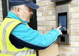 Det er nemt for postbuddet at ringe op til beboerne, der besvarer opkaldet fra deres smartphone via MultiApp