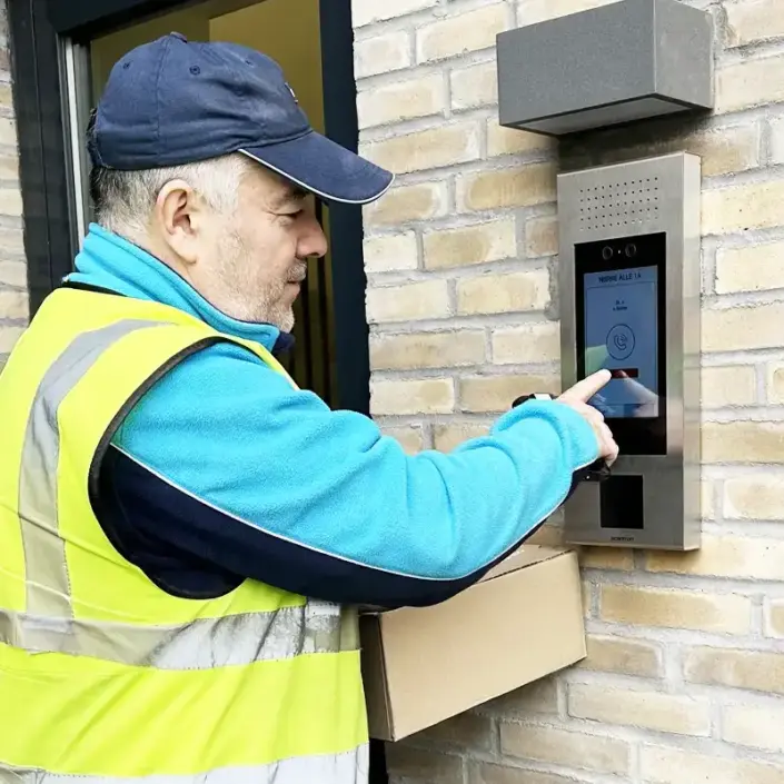 Det er nemt for postbuddet at ringe op til beboerne, der besvarer opkaldet fra deres smartphone via MultiApp