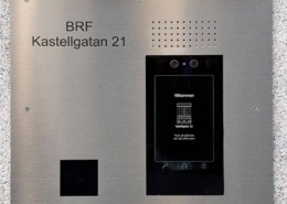 SAGA IP dørtelefon monteret i en skræddersyet frontplade med integreret adgangskontrollæser