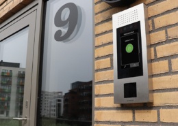 SAGA IP dørtelefon ved Pakhuskajen med indbygget ADK-læser