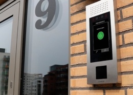 SAGA IP dørtelefon ved Pakhuskajen med indbygget ADK-læser