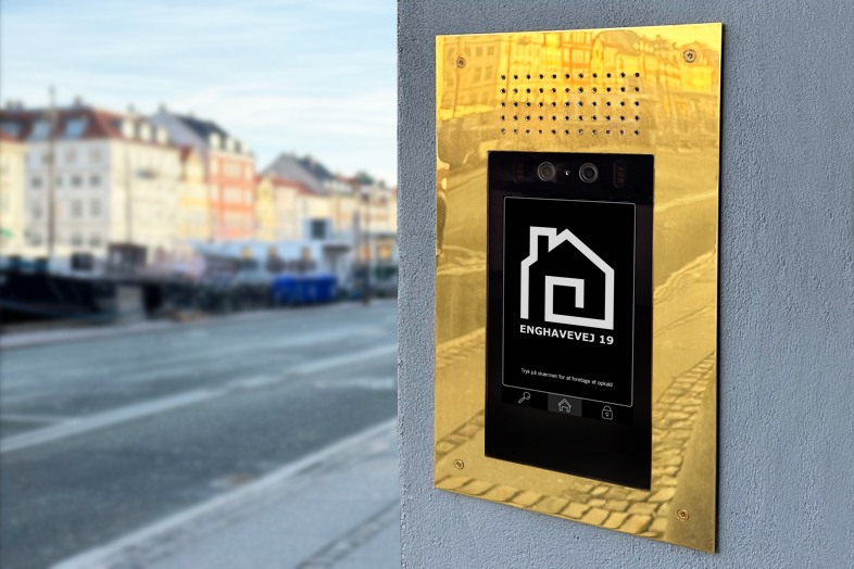SAGA dørstation med logo på startskærm