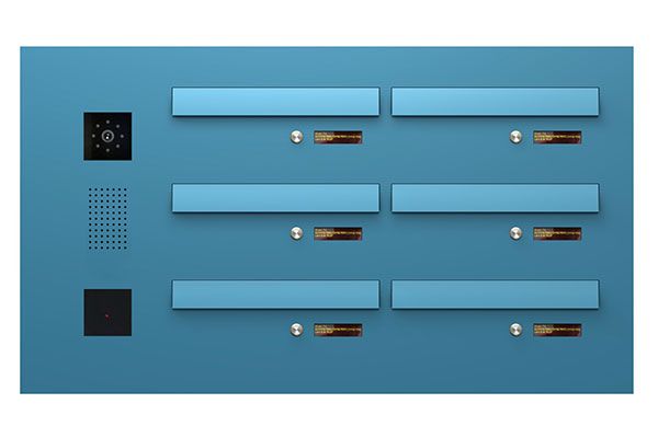 Komplet dørstation til indgangspartiet med kamera, digitale navne-displays og integreret ADK-læser.