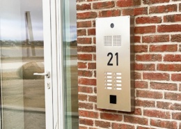 Serie 410 dørstation i rustfrit stål ved indgangen til Vestbryggen