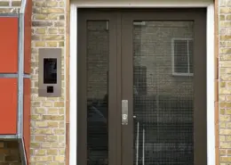 SAGA IP dørstation med app monteret ved hoveddør til Flakholmen 15-21 i Vanløse