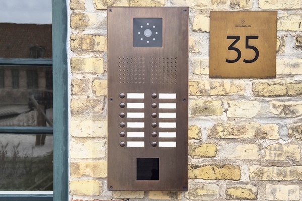 Bindesbøll Byen: Adgangsløsninger i bruneret messing